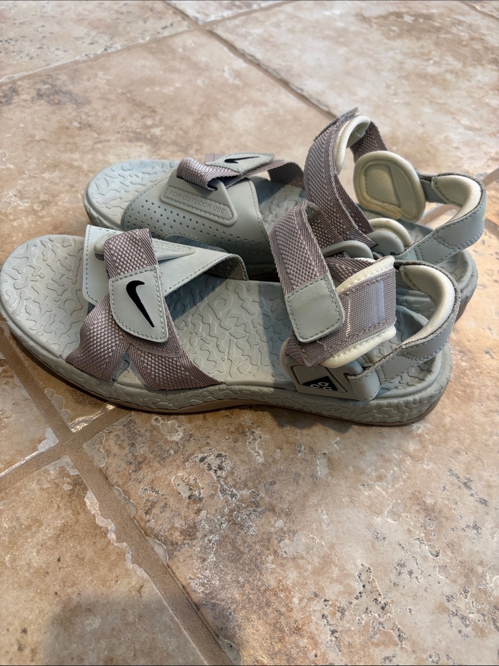 Nike Womens ACG Air Deshutz Gray & Taupe Adjustable Strap Sport Sandals
